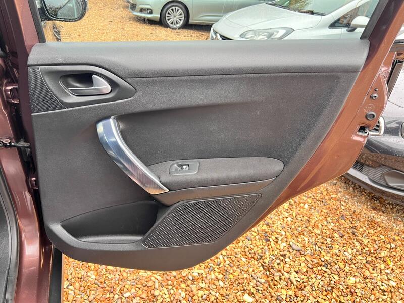 PEUGEOT 2008 1.6 e-HDi Allure 2014