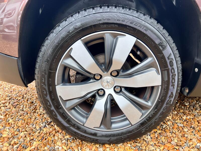 PEUGEOT 2008 1.6 e-HDi Allure 2014