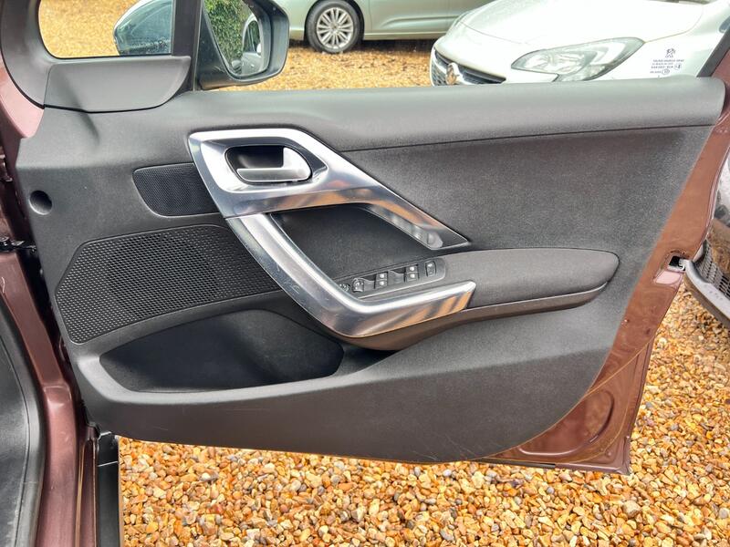 PEUGEOT 2008 1.6 e-HDi Allure 2014