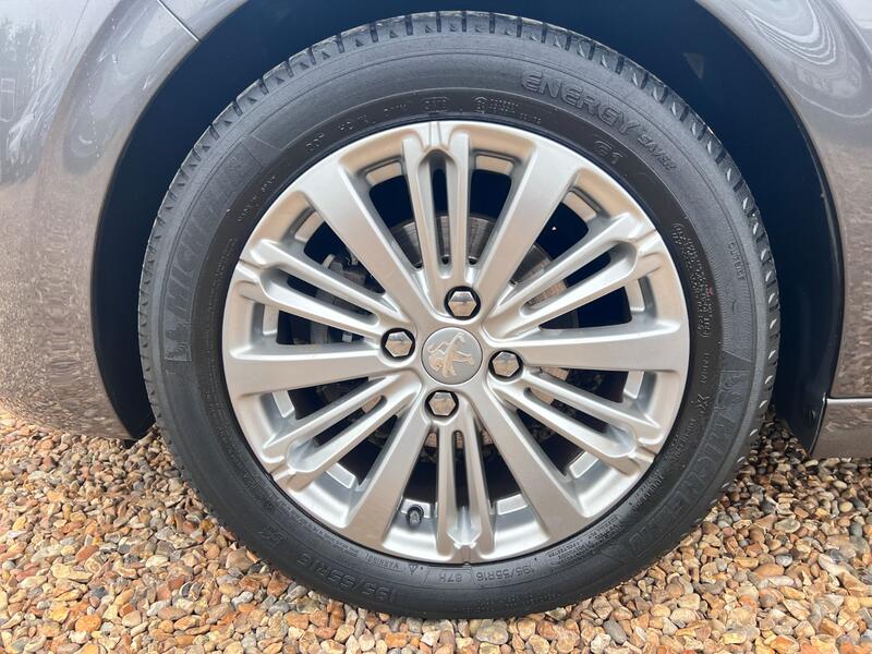 PEUGEOT 208 1.2 PureTech Signature 2018