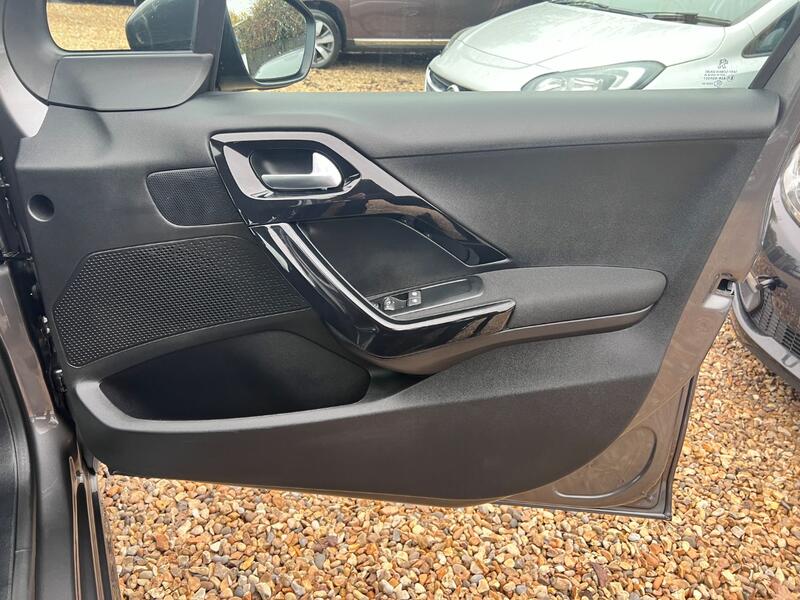 PEUGEOT 208 1.2 PureTech Signature 2018