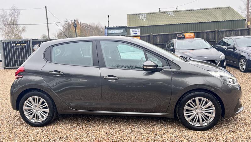 PEUGEOT 208 1.2 PureTech Signature 2018
