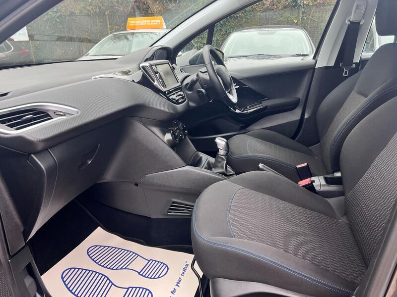 PEUGEOT 208 1.2 PureTech Signature 2018