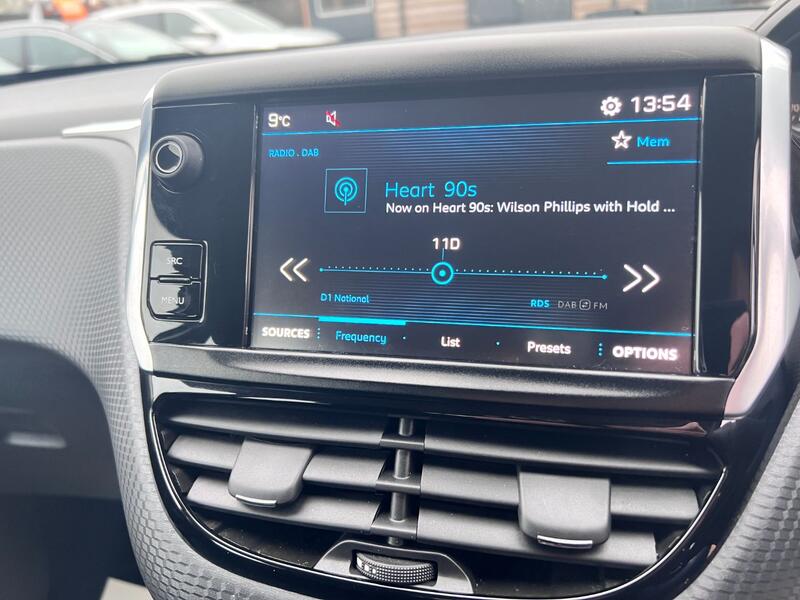 PEUGEOT 208 1.2 PureTech Signature 2018