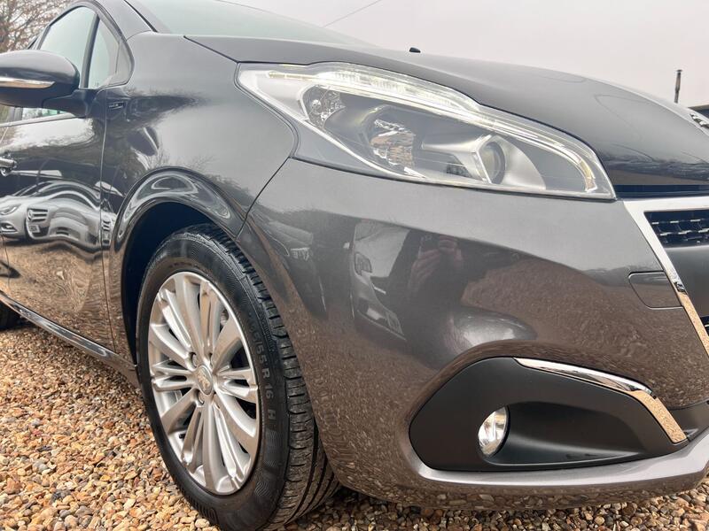 PEUGEOT 208 1.2 PureTech Signature 2018
