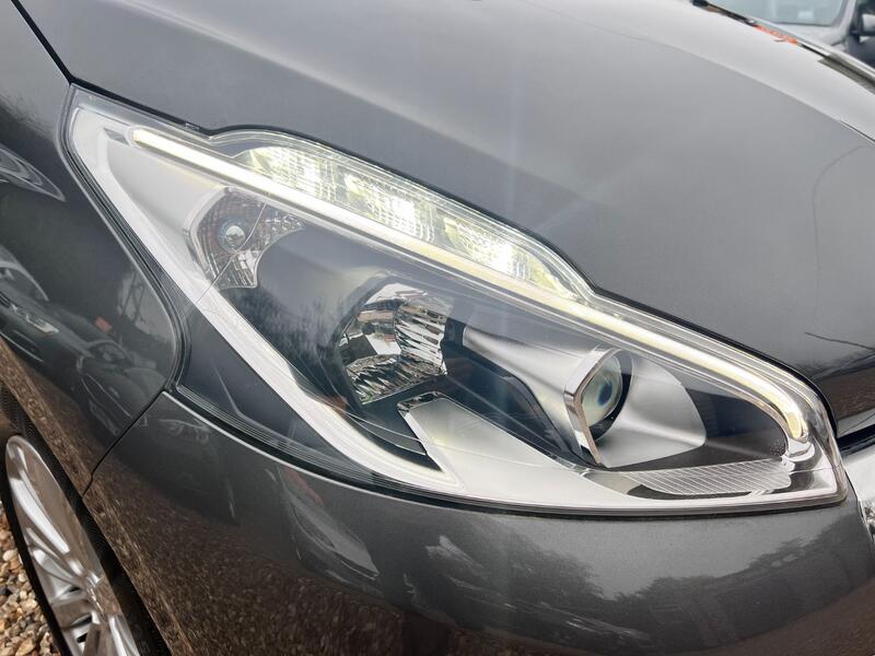 PEUGEOT 208 1.2 PureTech Signature 2018