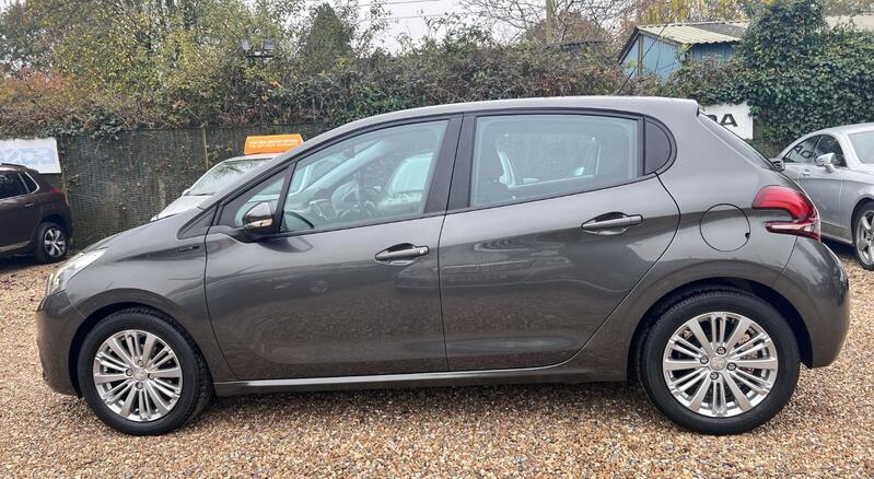 PEUGEOT 208 1.2 PureTech Signature 2018