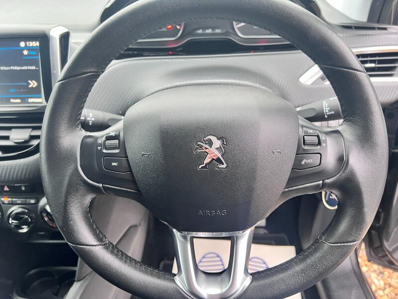 PEUGEOT 208 1.2 PureTech Signature 2018