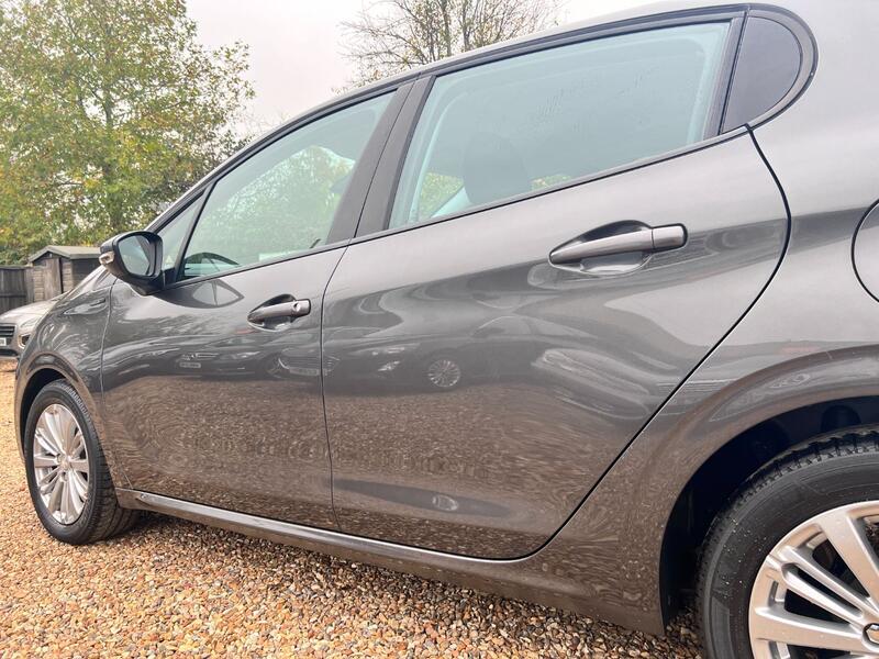 PEUGEOT 208 1.2 PureTech Signature 2018