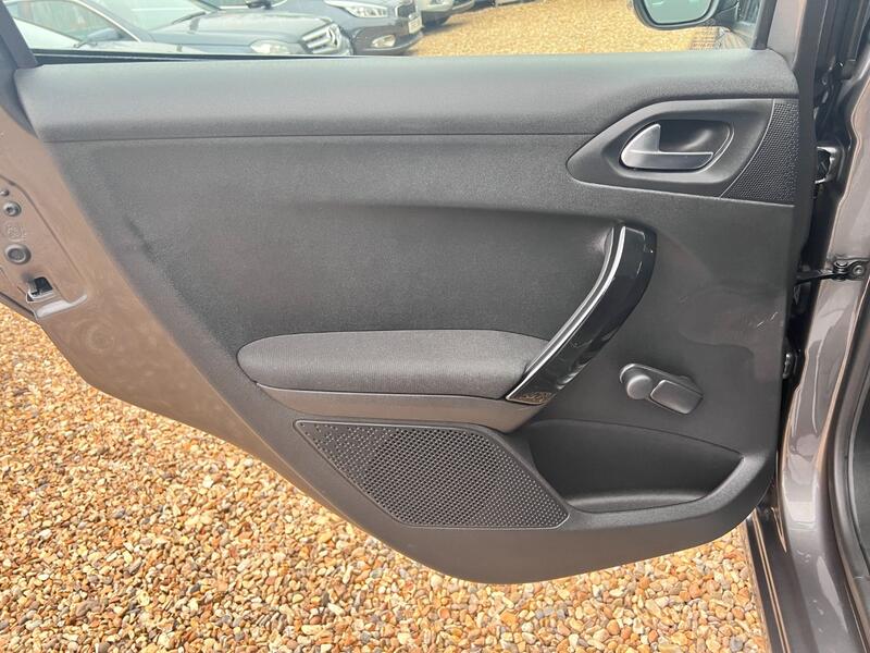 PEUGEOT 208 1.2 PureTech Signature 2018