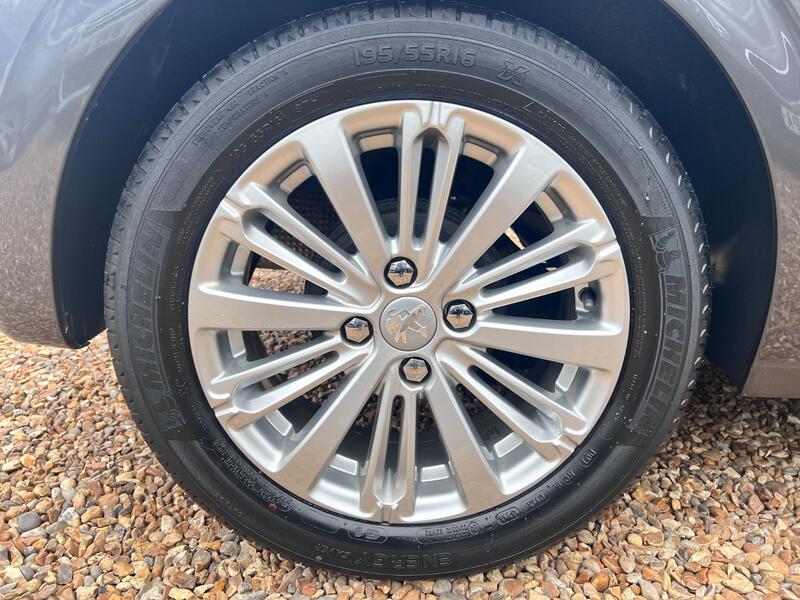 PEUGEOT 208 1.2 PureTech Signature 2018