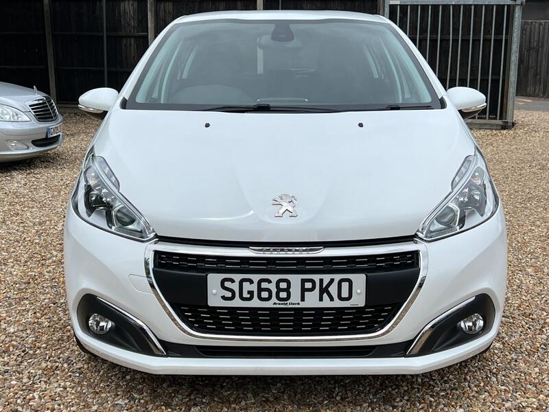 PEUGEOT 208 1.2 PureTech Signature 2018