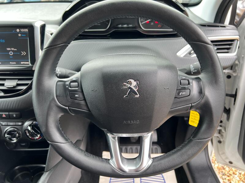 PEUGEOT 208 1.2 PureTech Signature 2018