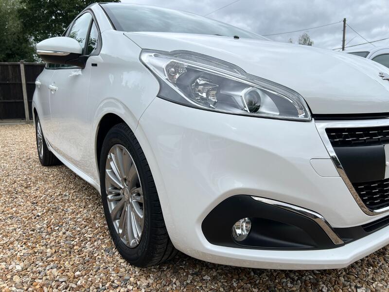 PEUGEOT 208 1.2 PureTech Signature 2018