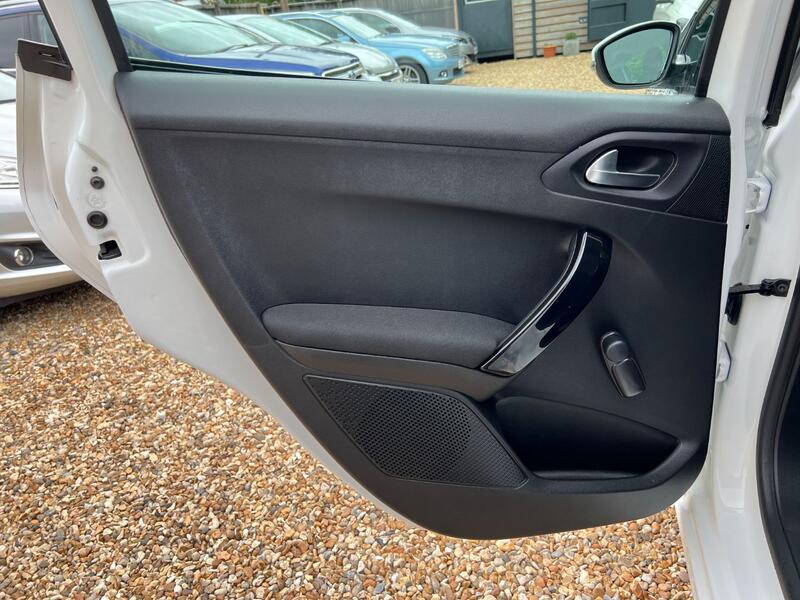 PEUGEOT 208 1.2 PureTech Signature 2018