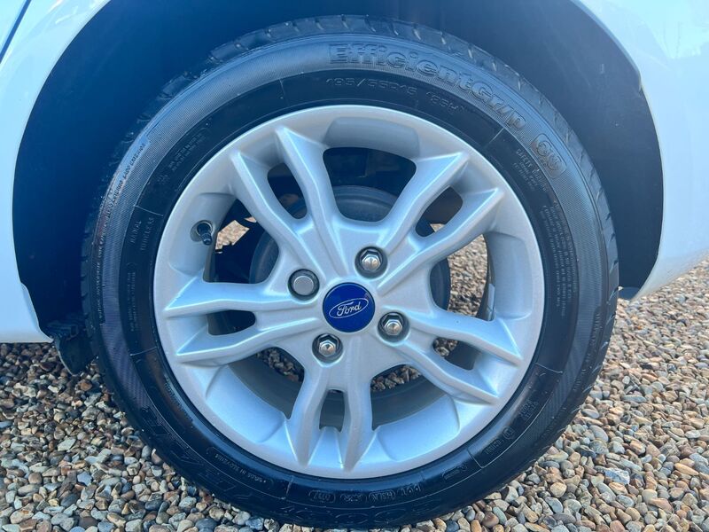 FORD FIESTA 1.2 Zetec * LOW MILES + NAV * 2017